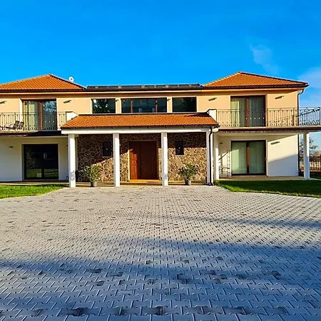 Atrium-accomm לינה וארוחת בוקר 4*