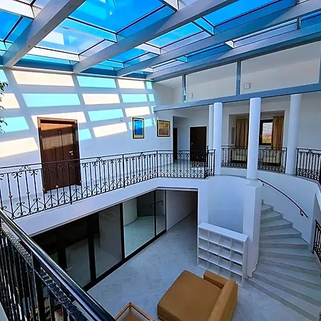 לינה וארוחת בוקר Atrium-accomm