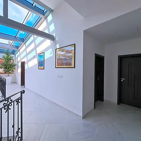לינה וארוחת בוקר Atrium-accomm 4*